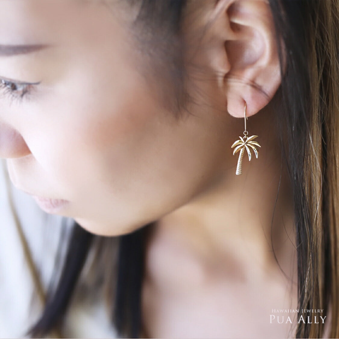 K14 ハワイアン パームツリー ピアス女性着用画像1/ハワイアンジュエリーブランドPUAALLY(プアアリ)