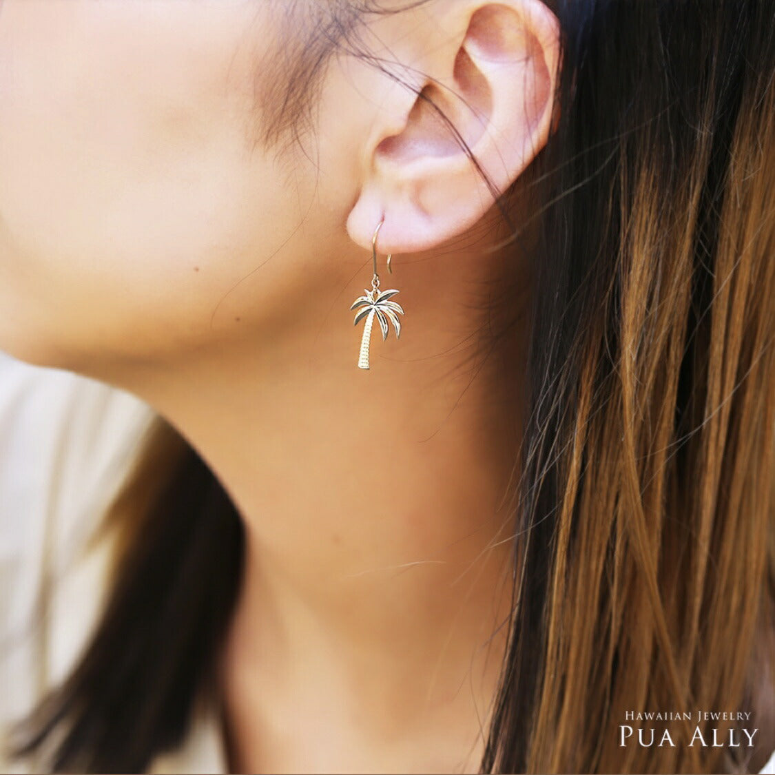 K14 ハワイアン パームツリー ピアス女性着用画像2/ハワイアンジュエリーブランドPUAALLY(プアアリ)