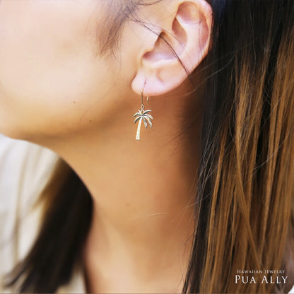 K14 ハワイアン パームツリー ピアス女性着用画像2/ハワイアンジュエリーブランドPUAALLY(プアアリ)
