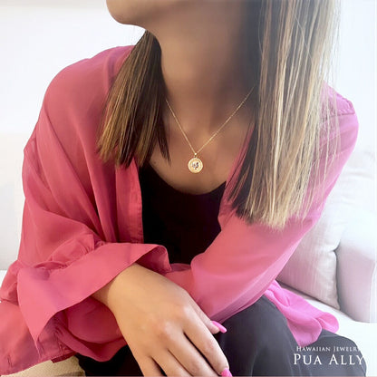 K14 ハワイアン プリンセス・カイウラニ コインペンダントトップ女性着用画像/ハワイアンジュエリーブランドPUAALLY(プアアリ)