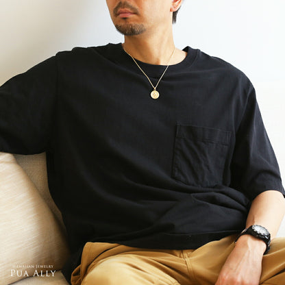 K14 ハワイアン プリンセス・カイウラニ コインペンダントトップ男性着用画像2/ハワイアンジュエリーブランドPUAALLY(プアアリ)