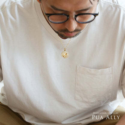 K14 ハワイアン ロイヤルエンブレムコイン ダイヤモンド ペンダントトップ男性着用画像/ハワイアンジュエリーブランドPUAALLY(プアアリ)