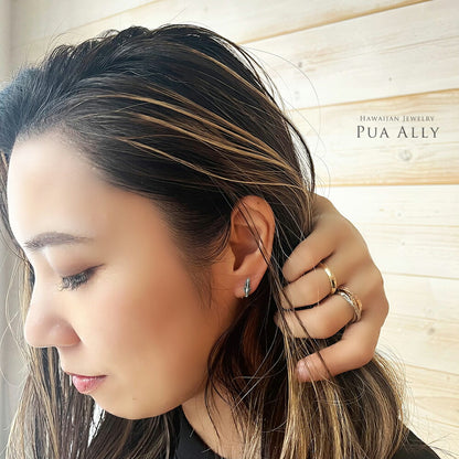 【WEB限定】Pt900 ポロル片耳ピアス女性着用画像1/ハワイアンジュエリーブランドPUAALLY(プアアリ)