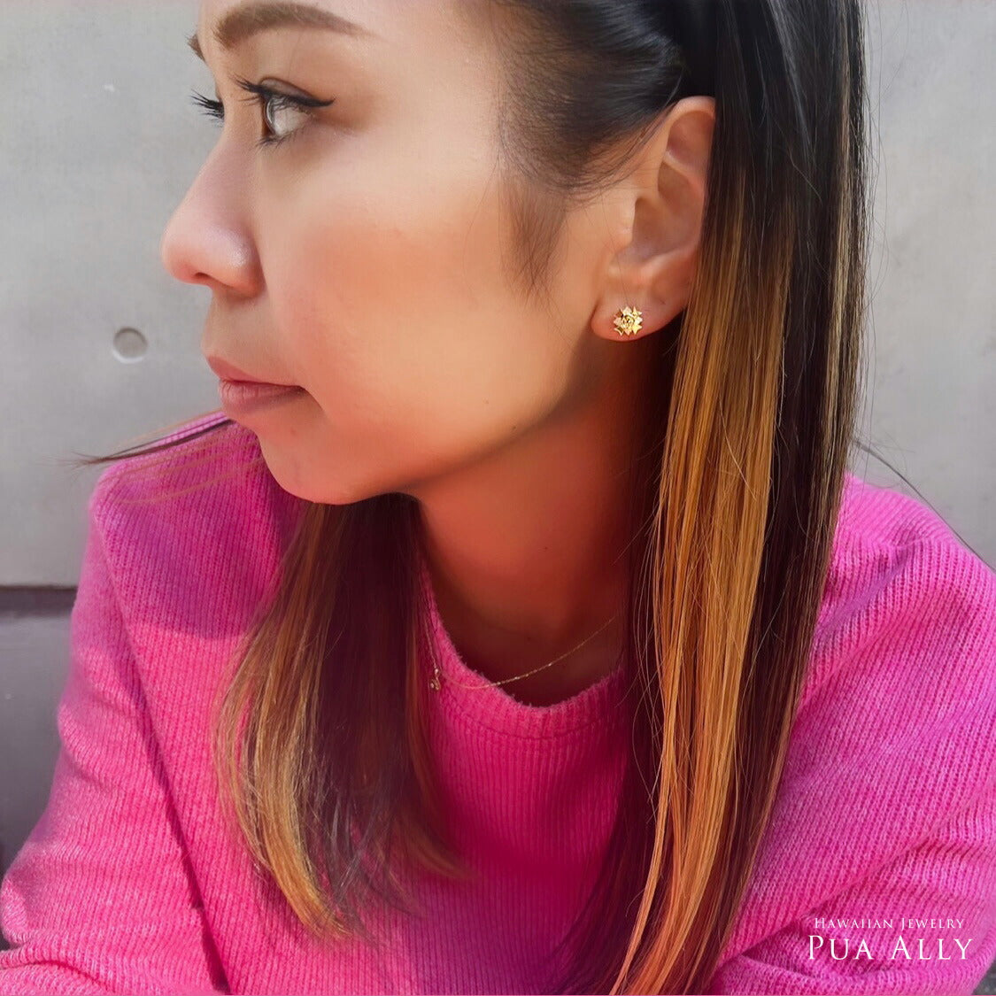 【WEB限定】K14 ハワイアン キングエンブレムピアス女性着用画像1/ハワイアンジュエリーブランドPUAALLY(プアアリ)