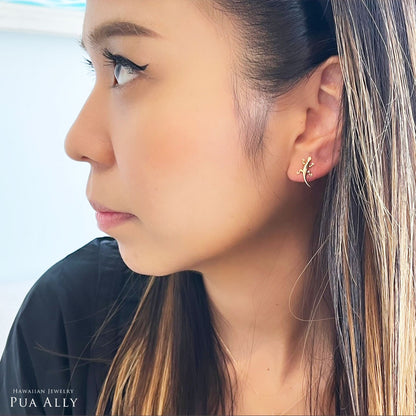 ハワイアン ゲコ (ヤモリ) 片耳ピアス女性着用画像3/ハワイアンジュエリーブランドPUAALLY(プアアリ)