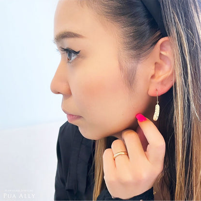 ハワイアン イーグルフェザー (羽) フックピアス女性着用画像/ハワイアンジュエリーブランドPUAALLY(プアアリ)