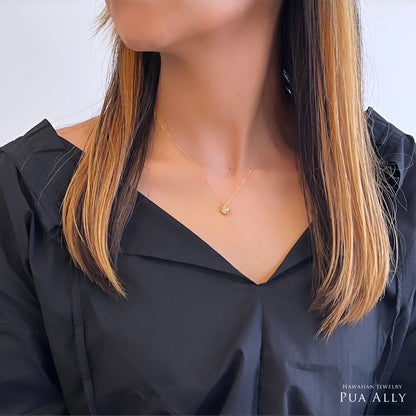 ハワイアン サン（太陽） ペンダントトップ S女性着用画像/ハワイアンジュエリーブランドPUAALLY(プアアリ)