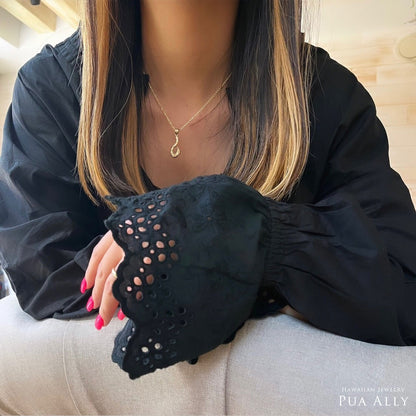 K14 ハワイアン マウイフィッシュフック ペンダントトップ S女性着用画像/ハワイアンジュエリーブランドPUAALLY(プアアリ)