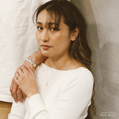 K18 ロイヤルキング 片耳ピアス女性着用画像4/ハワイアンジュエリーブランドPUAALLY(プアアリ)