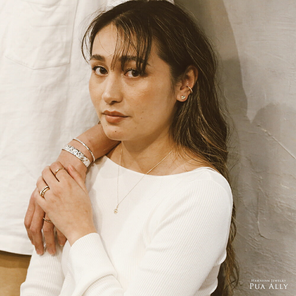 【WEB限定】K14YG ロイヤルキング ペンダントトップ女性着用画像2/ハワイアンジュエリーブランドPUAALLY(プアアリ)