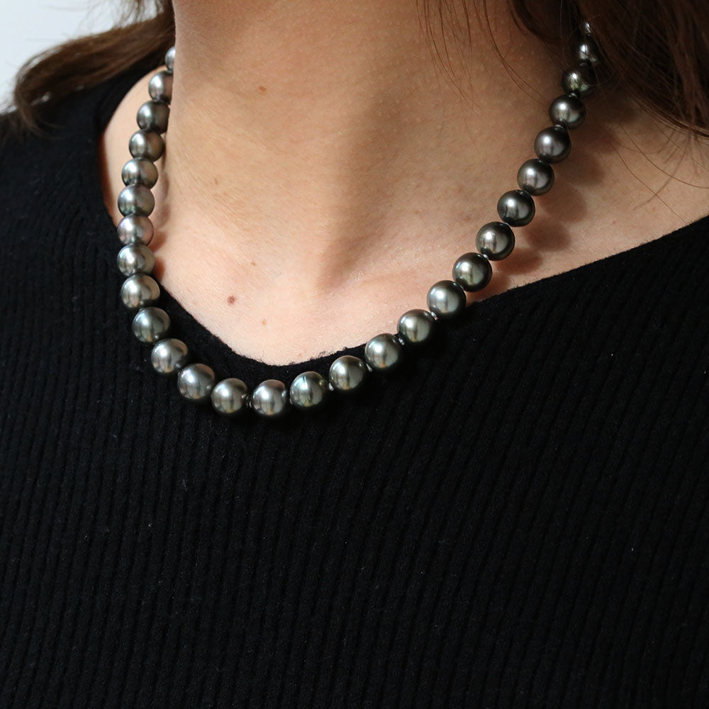 タヒチアン パール （黒蝶真珠）ネックレス　オーロラピーコック 33060女性着用画像/ハワイアンジュエリーブランドPUAALLY(プアアリ)