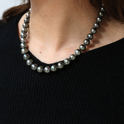 タヒチアン パール （黒蝶真珠）ネックレス　オーロラピーコック 33060女性着用画像/ハワイアンジュエリーブランドPUAALLY(プアアリ)