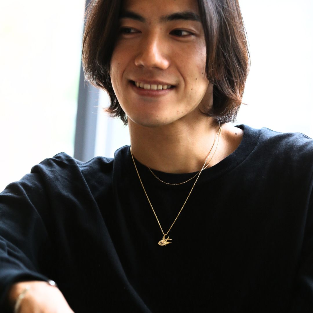 K14 ハワイアン スワロウペンダントトップ男性着用