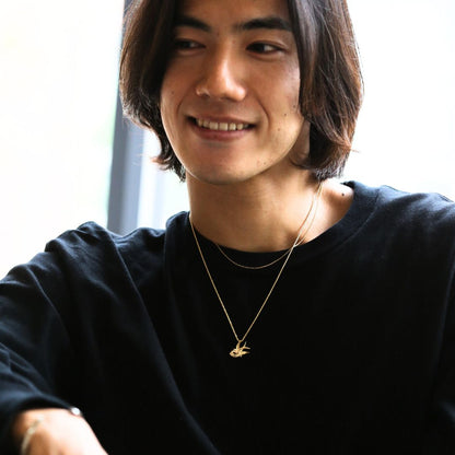 K14 ハワイアン スワロウペンダントトップ男性着用