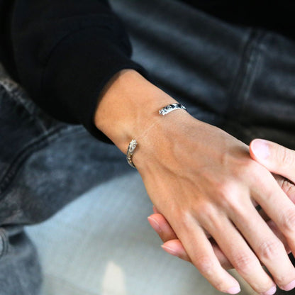 SV925 ハワイアン ナウパカカフバングル男性着用