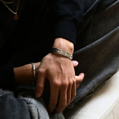 SV925 ハワイアン クペエカフバングル男性着用