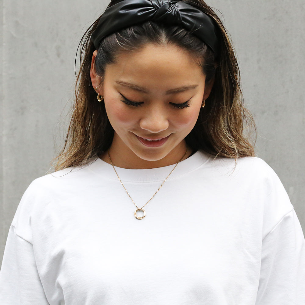 ハワイアンジュエリー オハナメビウスループ ネックレスYG着用女性