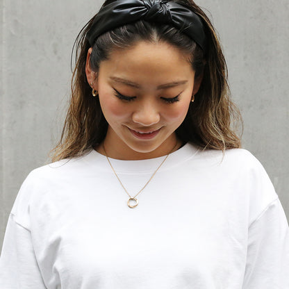 ハワイアンジュエリー オハナメビウスループ ネックレスYG着用女性