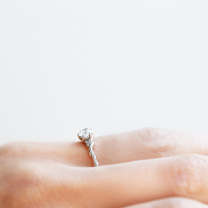 Pt900 ハワイアン エンゲージリング 0.3カラット Ohanaオハナ -家族-着用サイド