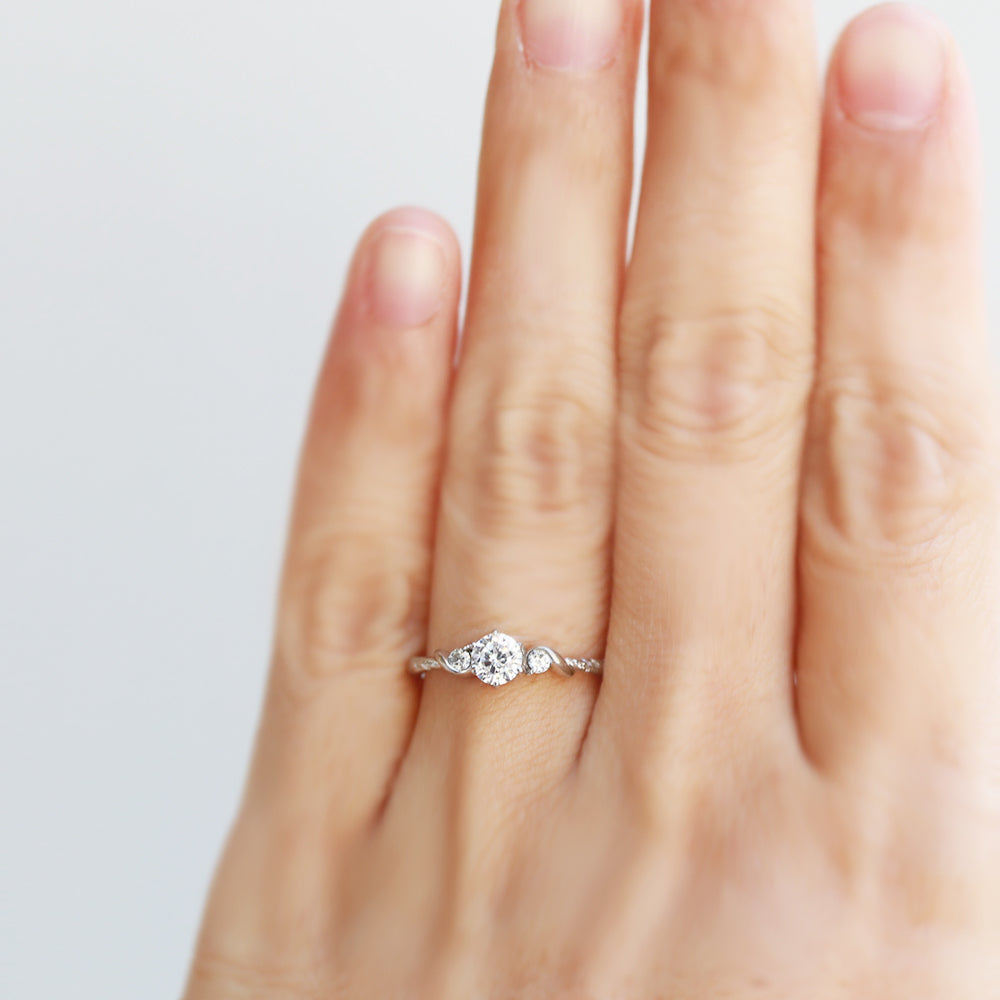 Pt900 ハワイアン エンゲージリング 0.3カラット Ohanaオハナ -家族-左手着用