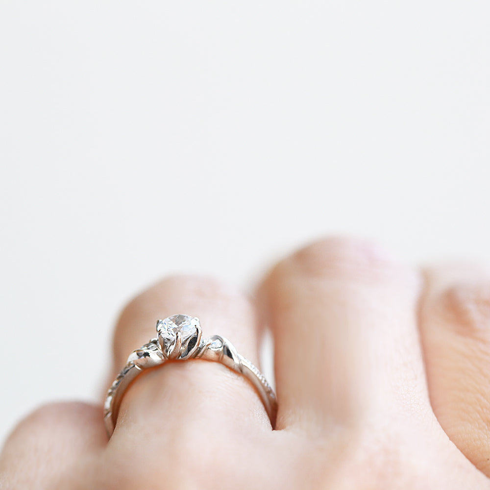 Pt900 ハワイアン エンゲージリング 0.3カラット Ohanaオハナ -家族-着用サイド前