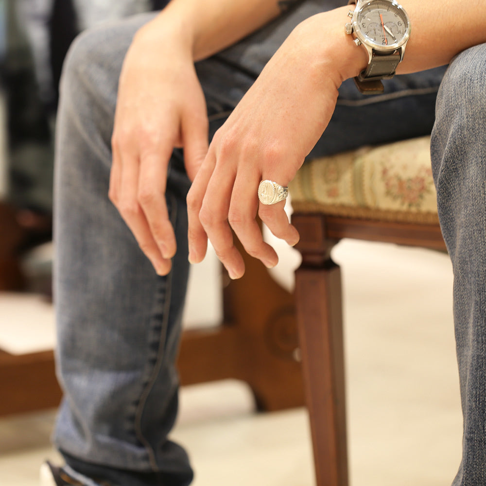 ハワイアン デュークカハナモク リング男性着用画像1/ハワイアンリング/ハワイアンジュエリーリング/ハワイアンジュエリーブランドPUAALLY(プアアリ)