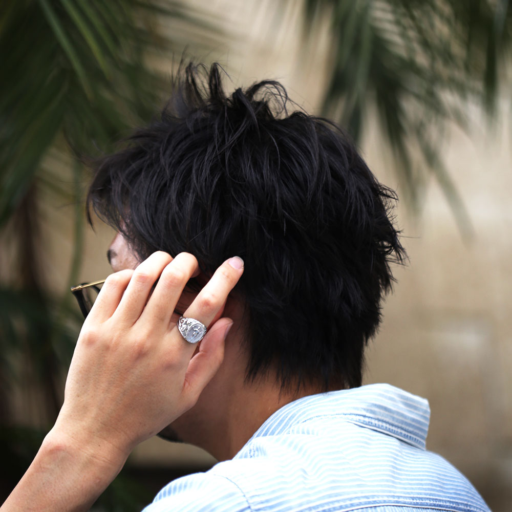 ハワイアン デュークカハナモク リング男性着用画像2/ハワイアンリング/ハワイアンジュエリーリング/ハワイアンジュエリーブランドPUAALLY(プアアリ)