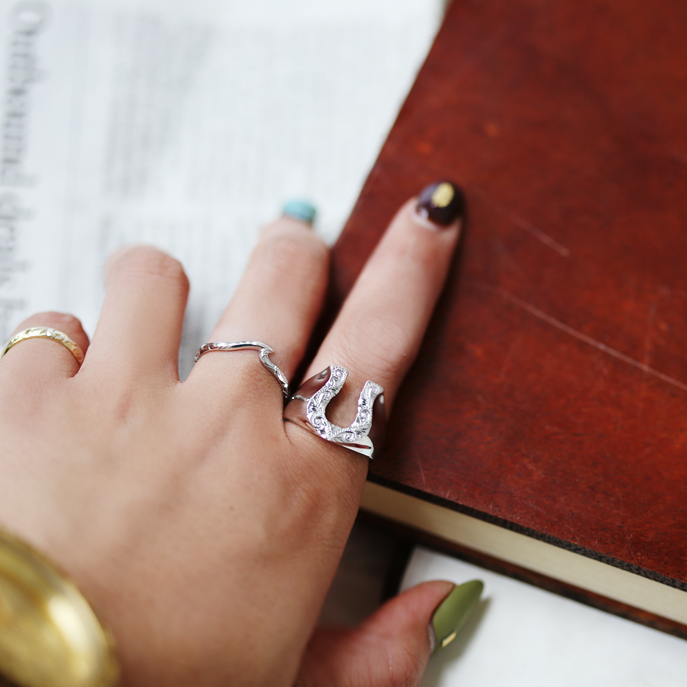 シルバー　ハワイアン　ホースシューリング　着用1/ハワイアンリング/ハワイアンジュエリーリング/ハワイアンジュエリーブランドPUAALLY(プアアリ)