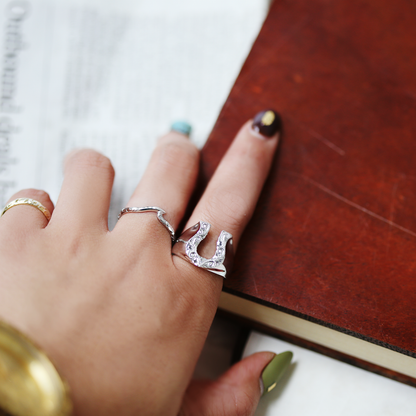 シルバー　ハワイアン　ホースシューリング　着用1/ハワイアンリング/ハワイアンジュエリーリング/ハワイアンジュエリーブランドPUAALLY(プアアリ)