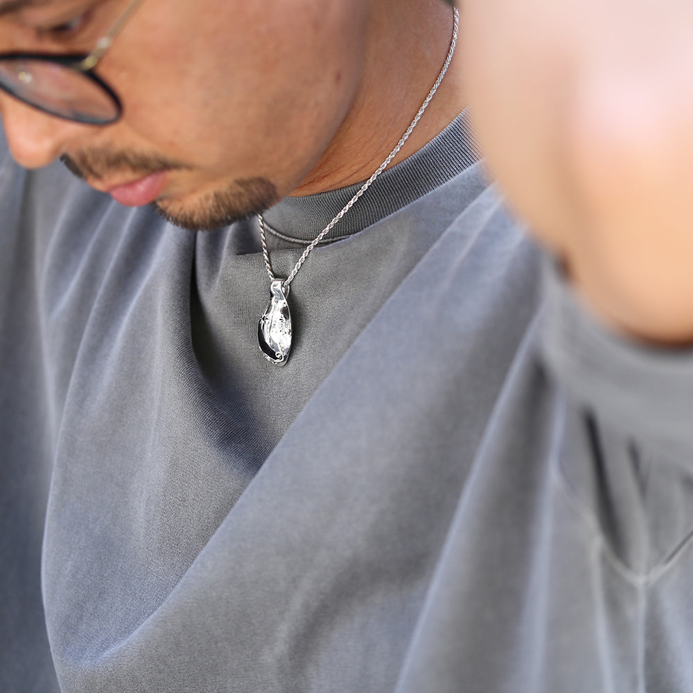 SV925 ベビースプーン ネックレス男性着用画像1/ハワイアンジュエリーブランドPUAALLY(プアアリ)