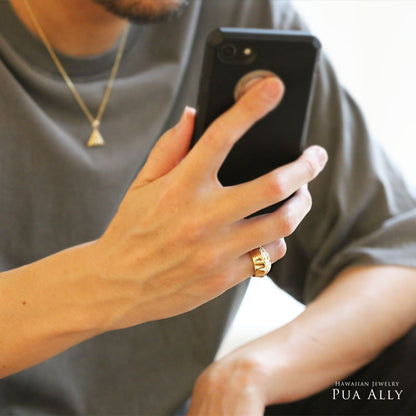 K14 ハワイアン ヘビー ソリッドリング男性着用画像1/ハワイアンリング/ハワイアンジュエリーリング/ハワイアンジュエリーブランドPUAALLY(プアアリ)