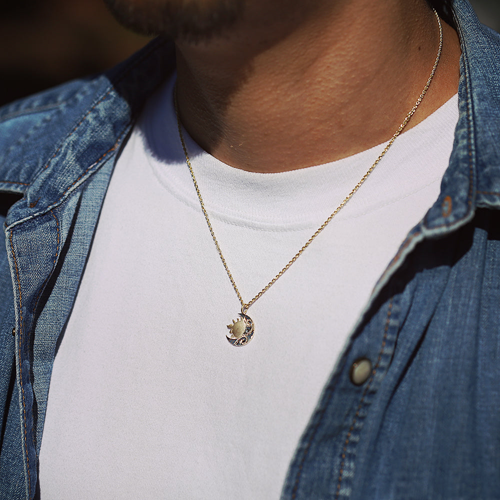 K14 ハワイアン La（太陽）＆Luna（月） ペンダントトップ Ｌ男性着用画像/ハワイアンジュエリーブランドPUAALLY(プアアリ)