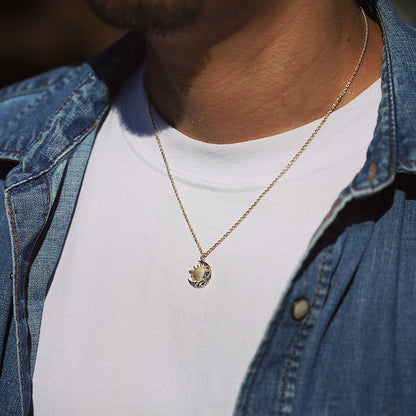 K14 ハワイアン La（太陽）＆Luna（月） ペンダントトップ Ｌ男性着用画像/ハワイアンジュエリーブランドPUAALLY(プアアリ)