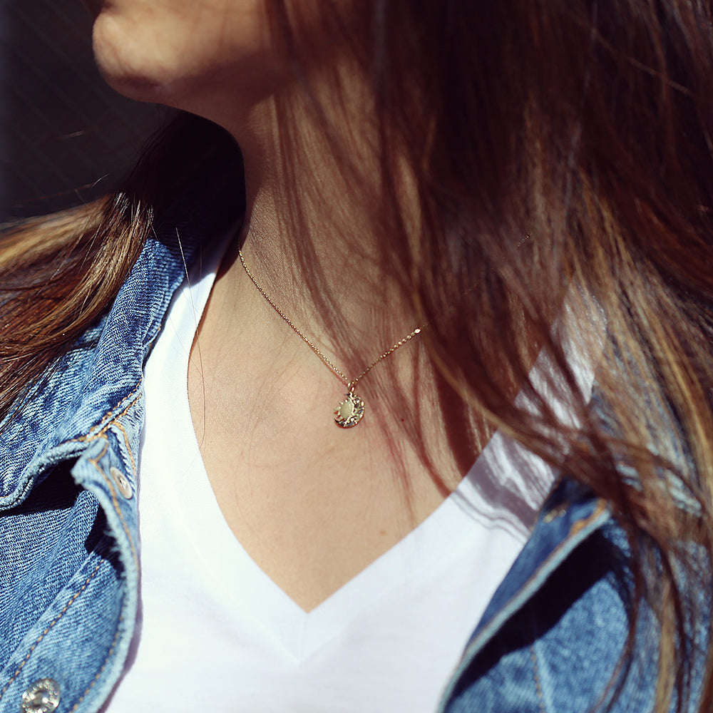 K14 ハワイアン La（太陽）＆Luna（月） ペンダントトップ S女性着用画像/ハワイアンジュエリーブランドPUAALLY(プアアリ)