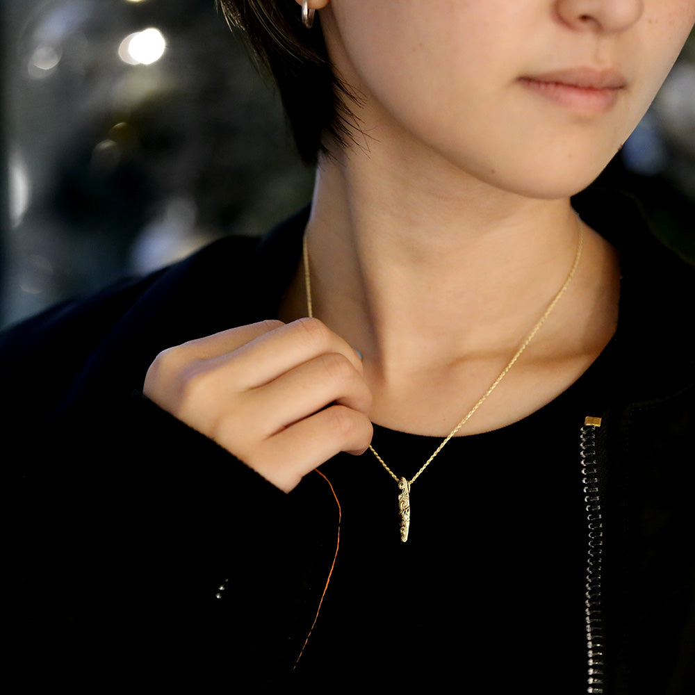 K14 ハワイアン ロングボード ペンダントトップ S女性着用画像/ハワイアンジュエリーブランドPUAALLY(プアアリ)