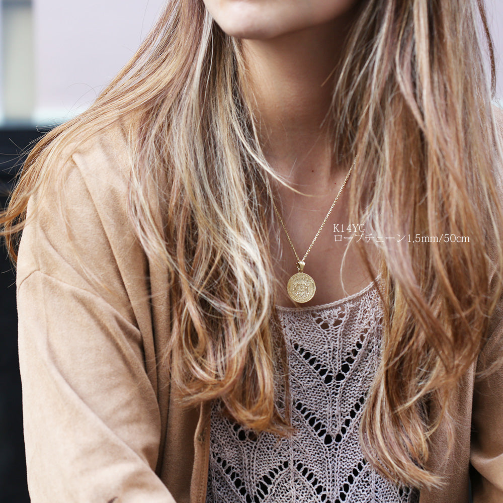 K14 ハワイアン ロイヤルエンブレムコイン ペンダントトップ女性着用画像/ハワイアンジュエリーブランドPUAALLY(プアアリ)