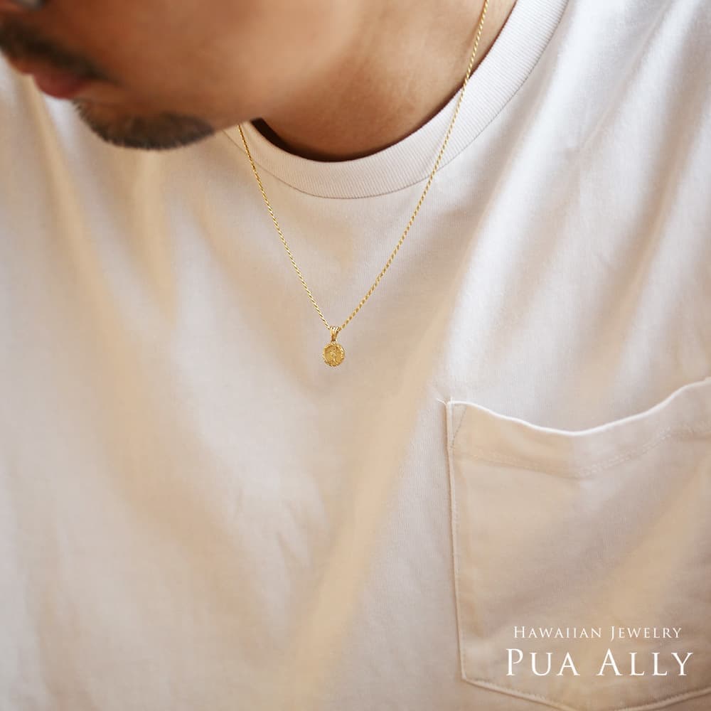 ハワイアン アーバントリップコインペンダントトップS男性着用画像/ハワイアンジュエリーブランドPUAALLY(プアアリ)